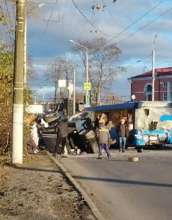 Трактор столкнулся с автобусом в Брянске и перевернулся