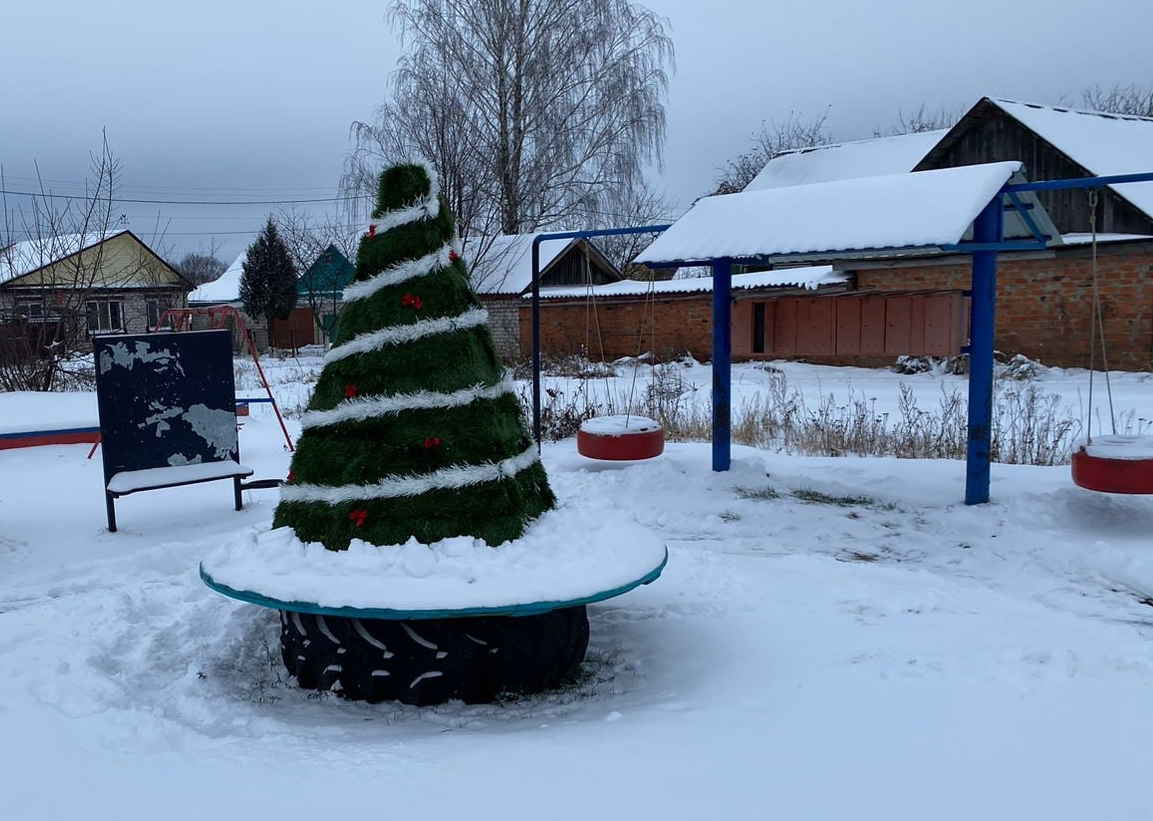 Село под Новозыбковом украсили самодельными елками