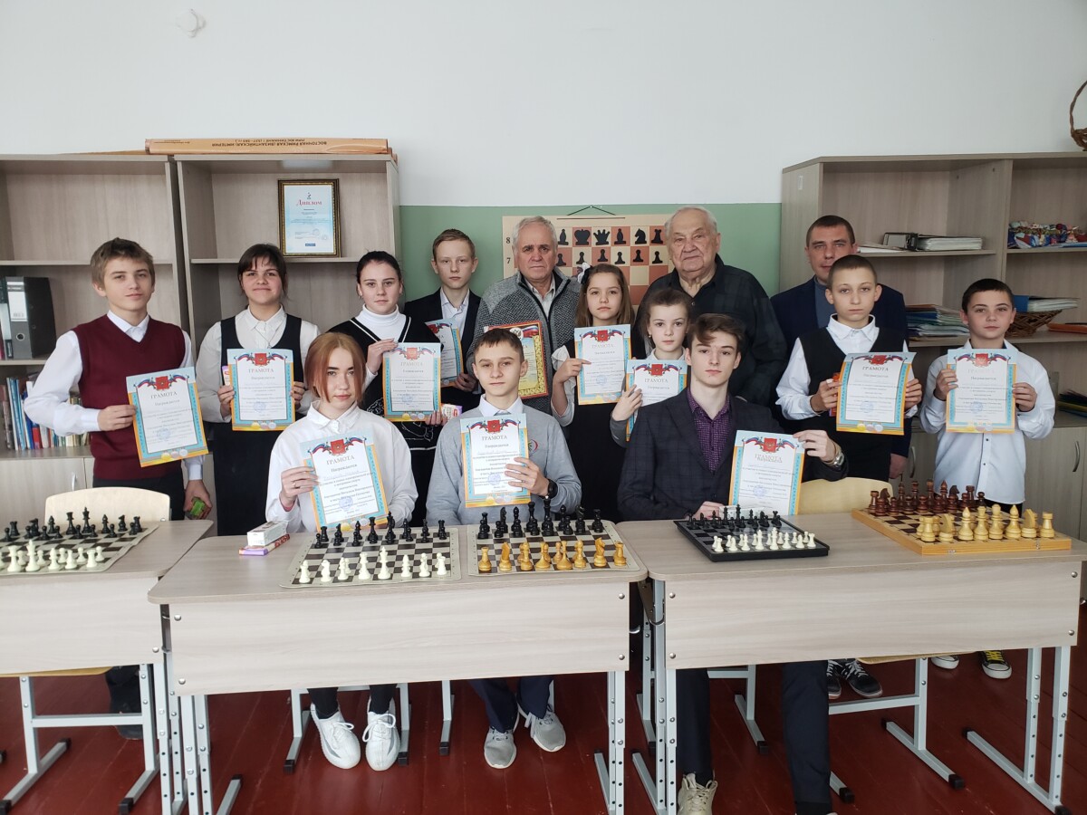 Шахматисты из Старокривецкой школы сразились с основателем шахматного клуба Новозыбкова