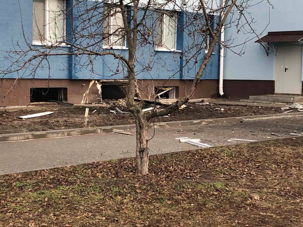 Один из снарядов попал в подвал школы в Белгородской области