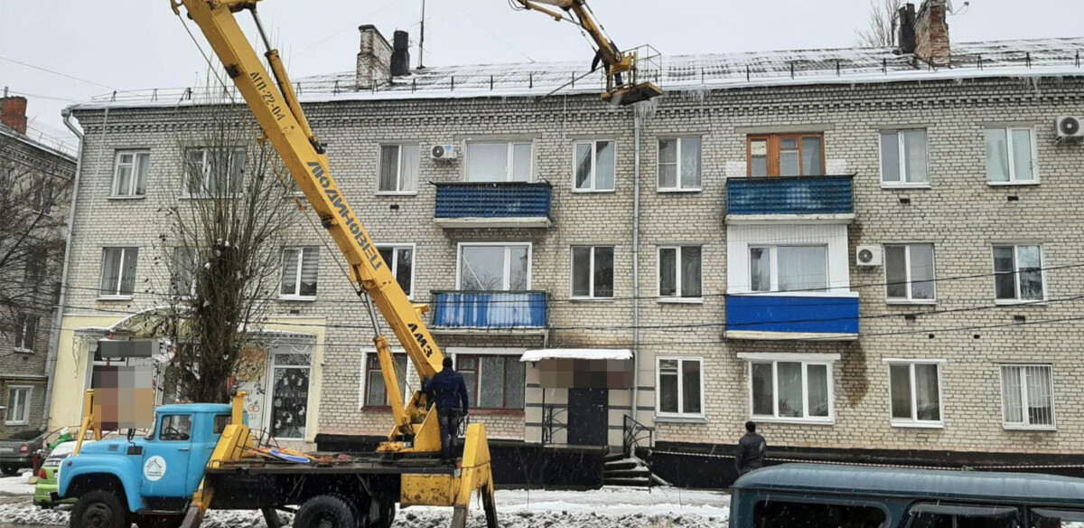 В Новозыбкове прокуратура заставила коммунальщиков очистить кровлю многоэтажки от снега и сосулек