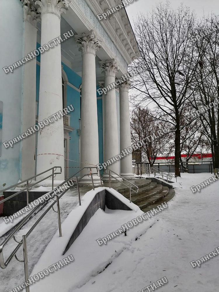 Здания в Новозыбкове окружили оградительными лентами