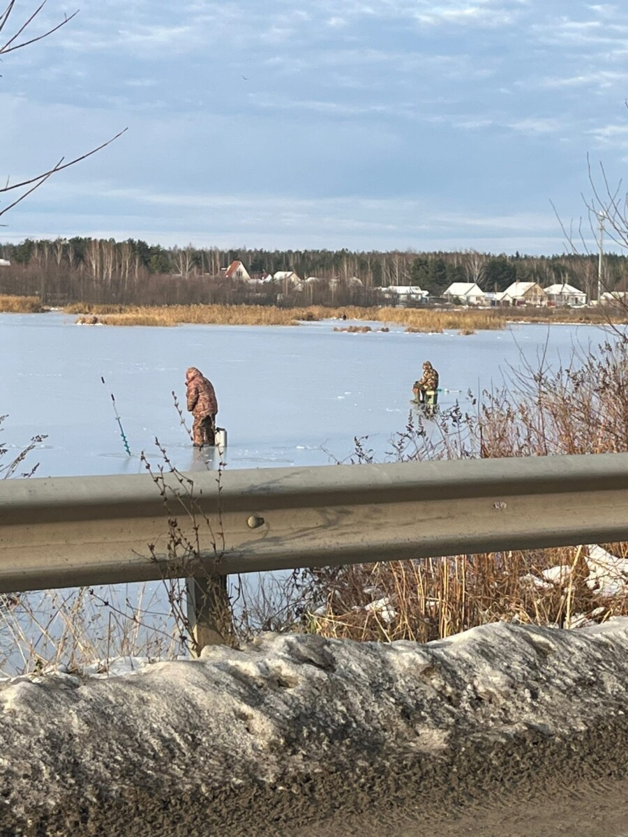 В Климово самые нетерпеливые рыбаки вышли на тонкий лед