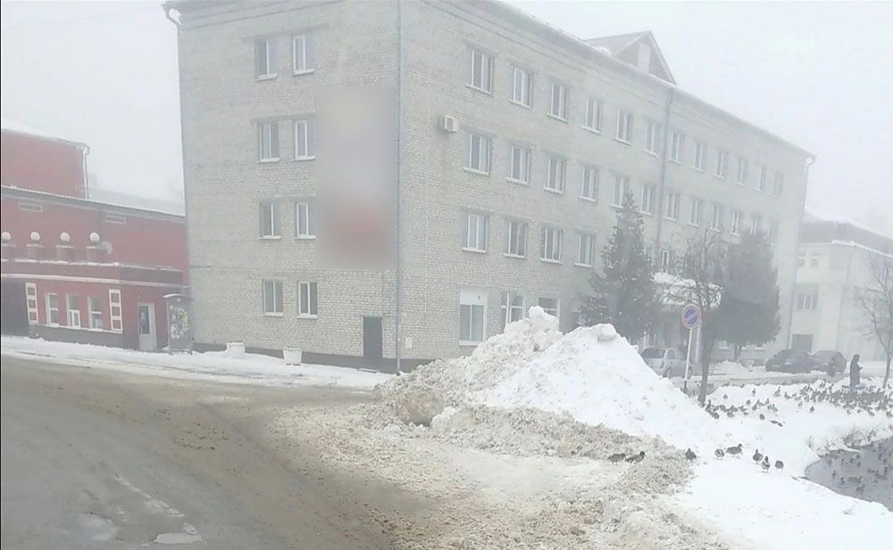 В Новозыбкове указали на опасность больших снежных «горок» у озера