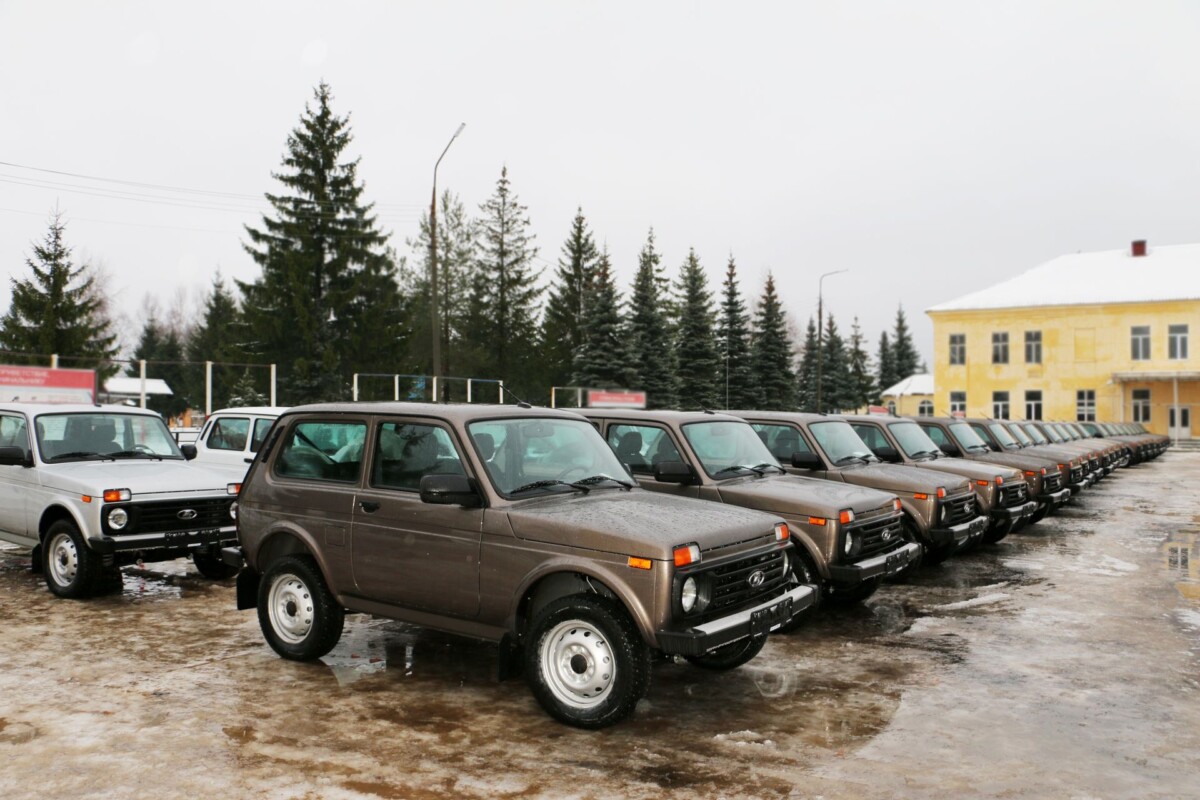В воинскую часть Брянской области регион передал автомобили «Нива» и квадроциклы