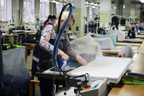 Комплекты спецодежды для военнослужащих шьют на Дубровской фабрике в Брянской области