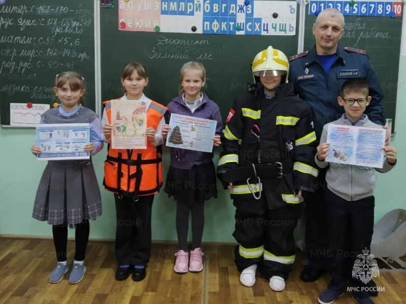 В Новозыбкове сотрудники госпожнадзора пришли к детям в «День МЧС России»