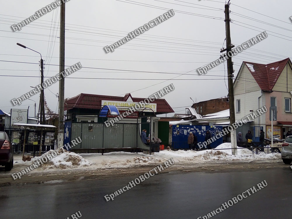 Новая крыша автобусной остановки в Новозыбкове не продержалась и месяца