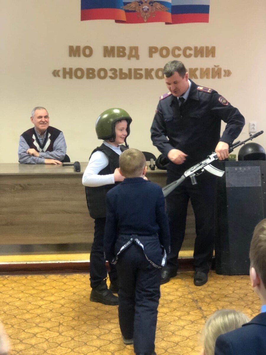 Школьники из Новозыбкова примерили полицейскую экипировку и познакомились с оружием в отделе полиции