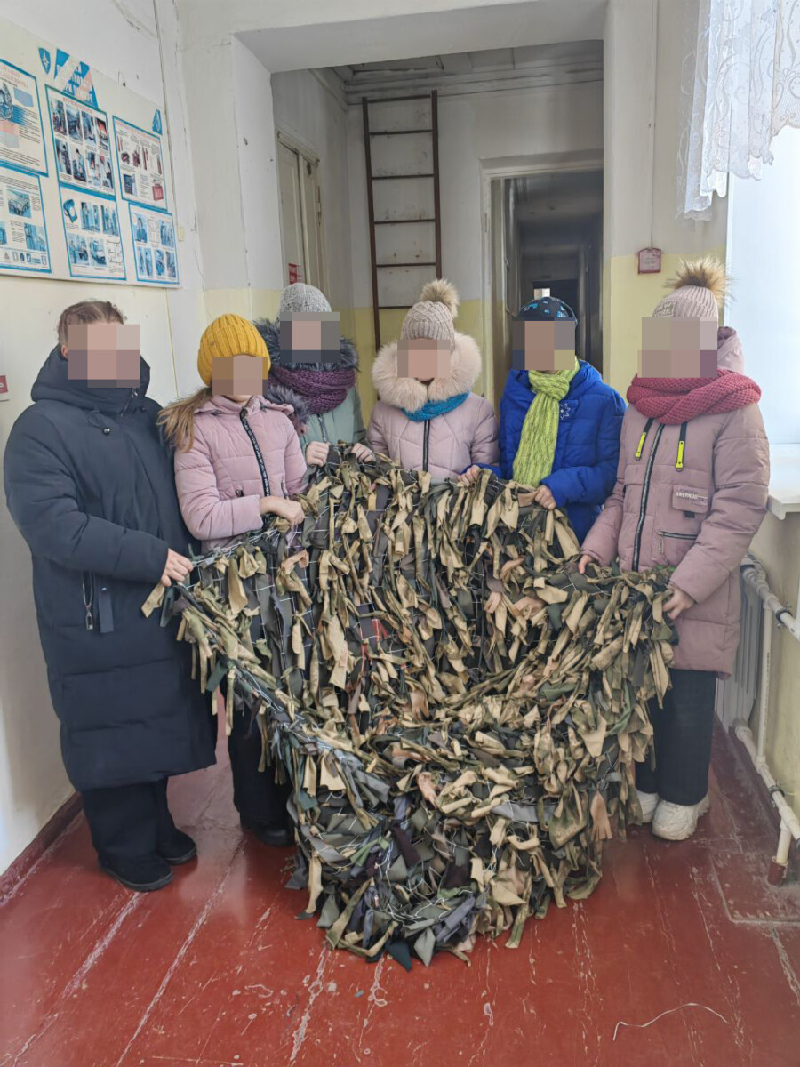 Юные помощники из школы №3 помогают волонтерам Новозыбкова в плетении маскировочных сетей