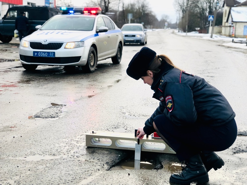 Ямы на дорогах Новозыбкова измерили рейкой