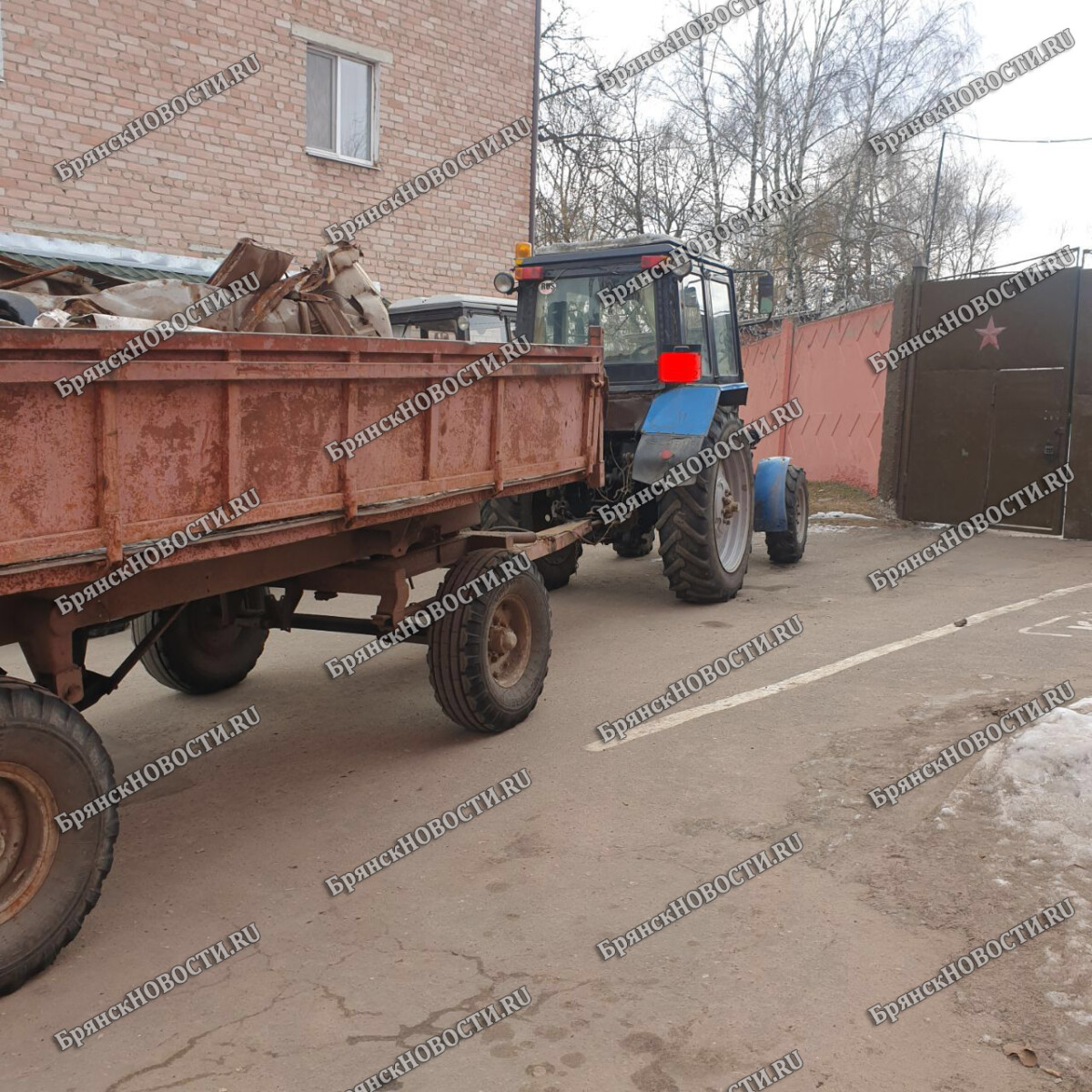 Два трактора с телегами металла остановили сотрудники ДПС в Новозыбкове