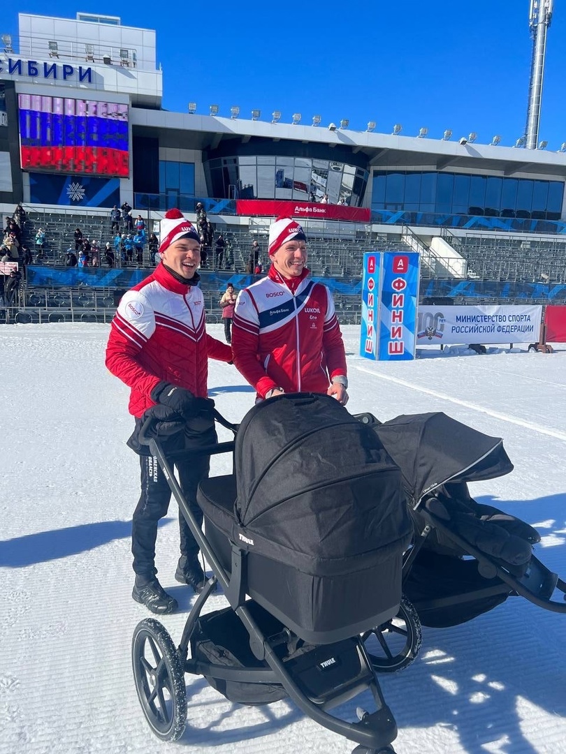 Лыжники Большунов и Якимушкин устроили забег с детскими колясками