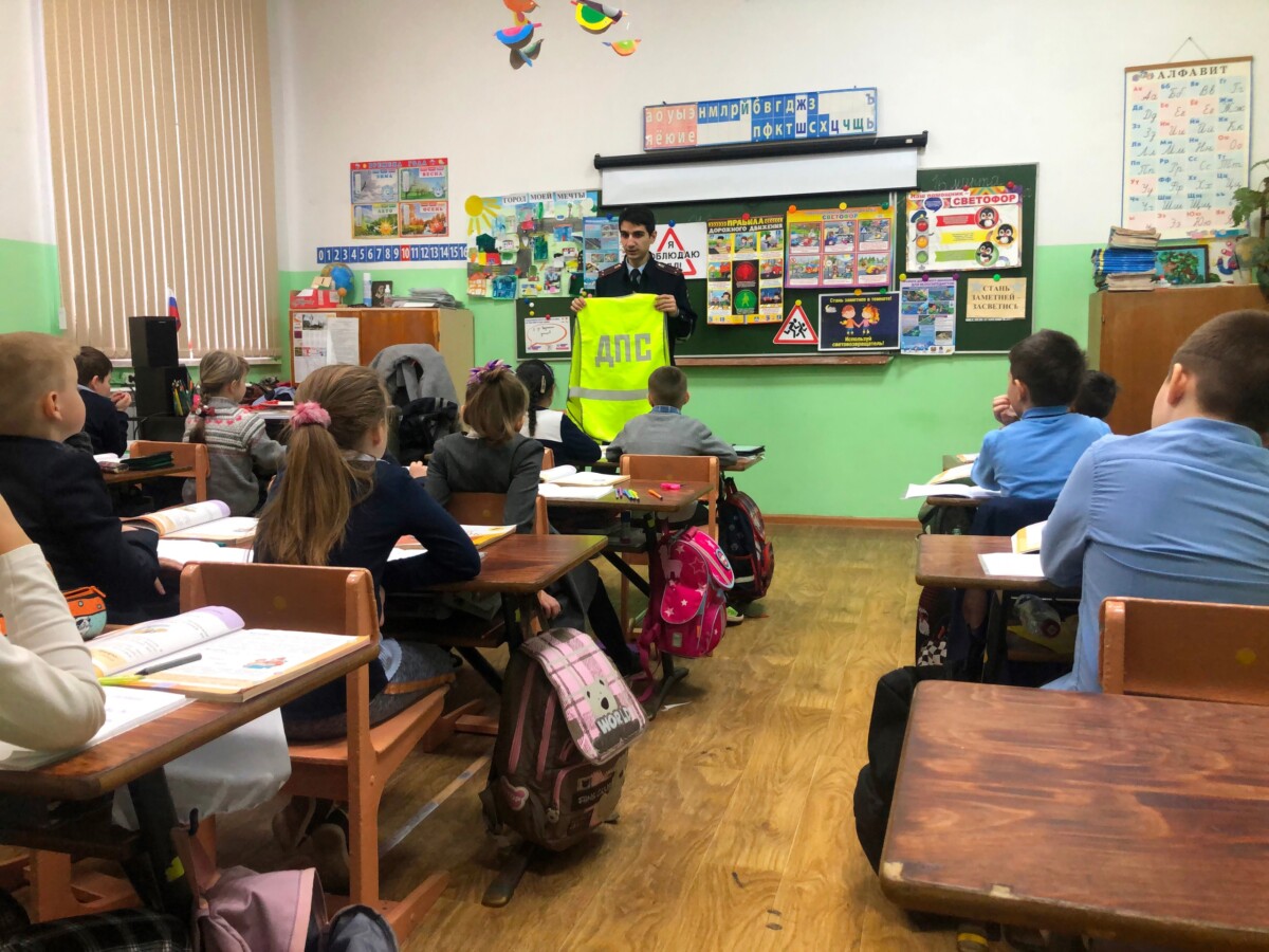 В Новозыбкове автоинспекторы провели «уроки безопасности» для школьников