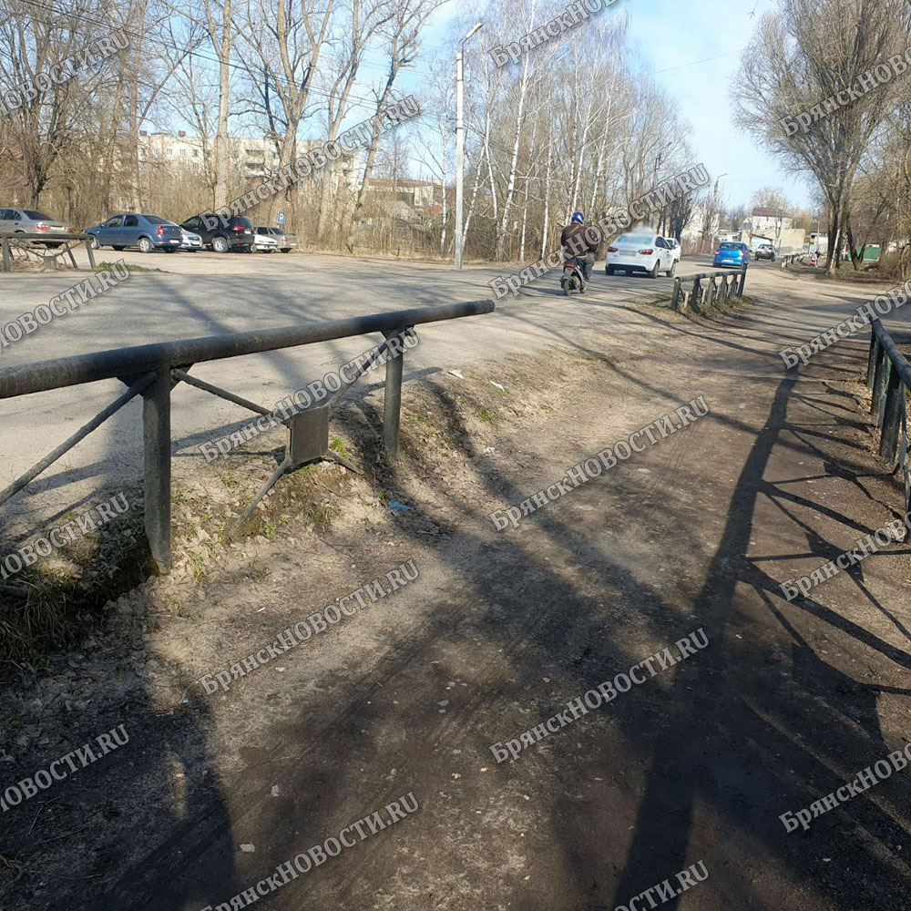 Мост на автодороге по улице Ломоносова в Новозыбкове прохудился до дыр