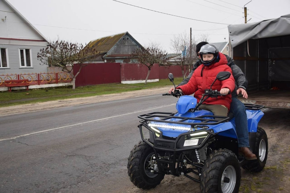 Мальчику-герою Федору из Климовского района земляк подарил квадроцикл