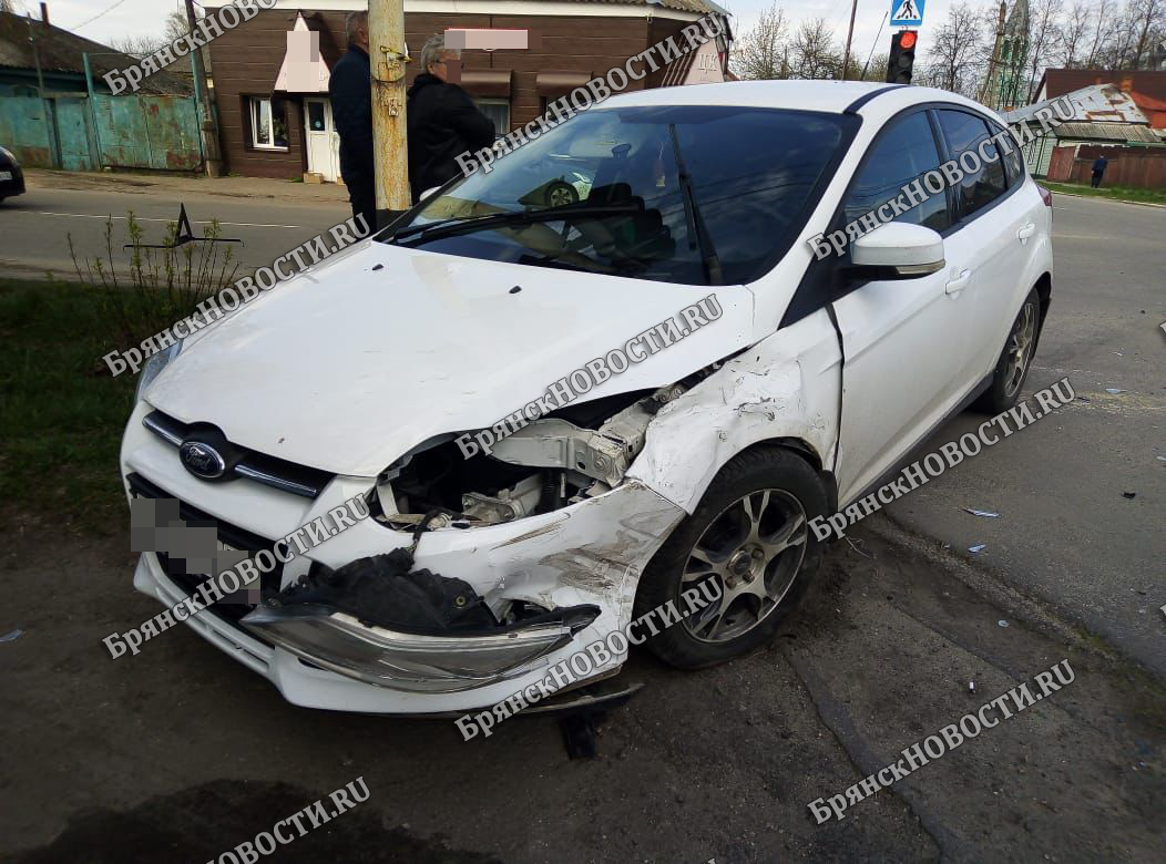В аварии на перекрестке в Новозыбкове пострадала пассажирка «Форда»
