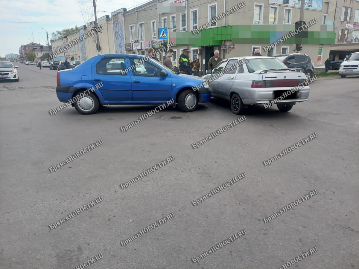 На перекрестке в Новозыбкове столкнулись «Рено» и ВАЗ