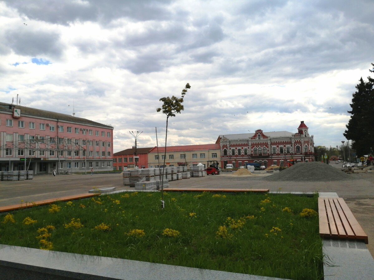 Главную площадь Новозыбкова стали мостить новой брусчасткой