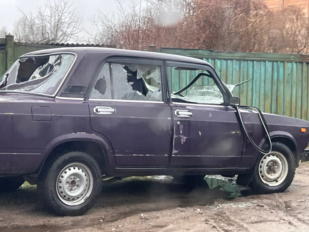 Автомобиль с разбитыми стеклами утром обнаружили на улице Новозыбкова
