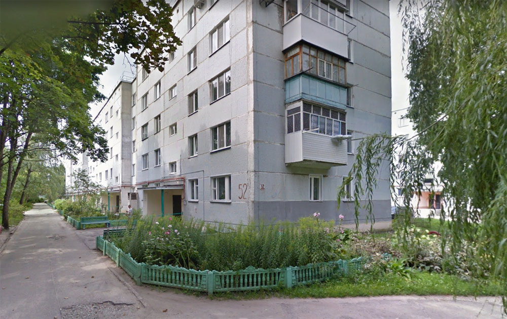 В Новозыбкове три подъезда многоэтажного дома стали черными от сырости