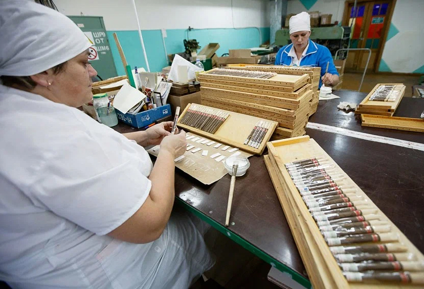 Табачных дел мастера обошли айтишников и строителей: названы отрасли-лидеры по доле высокооплачиваемых работников
