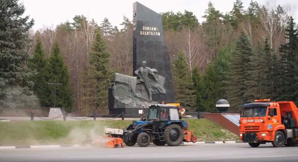 На федеральных трассах в Брянской области – большая весенняя уборка: устраняют дефекты покрытия и красят остановки