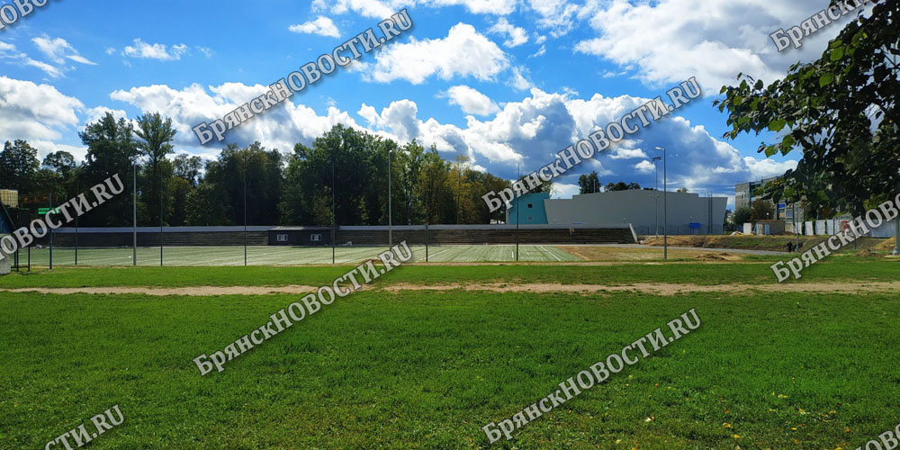 Осыпавшиеся трибуны на стадионе «Труд» в Новозыбкове подрядчик будет ремонтировать за свой счет