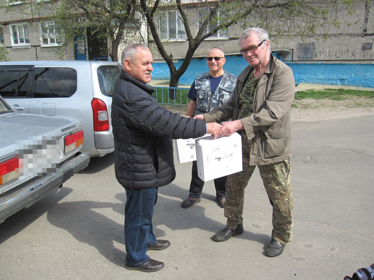 Военкор из Новозыбкова передал дроны от ветеранов МВД на передовую