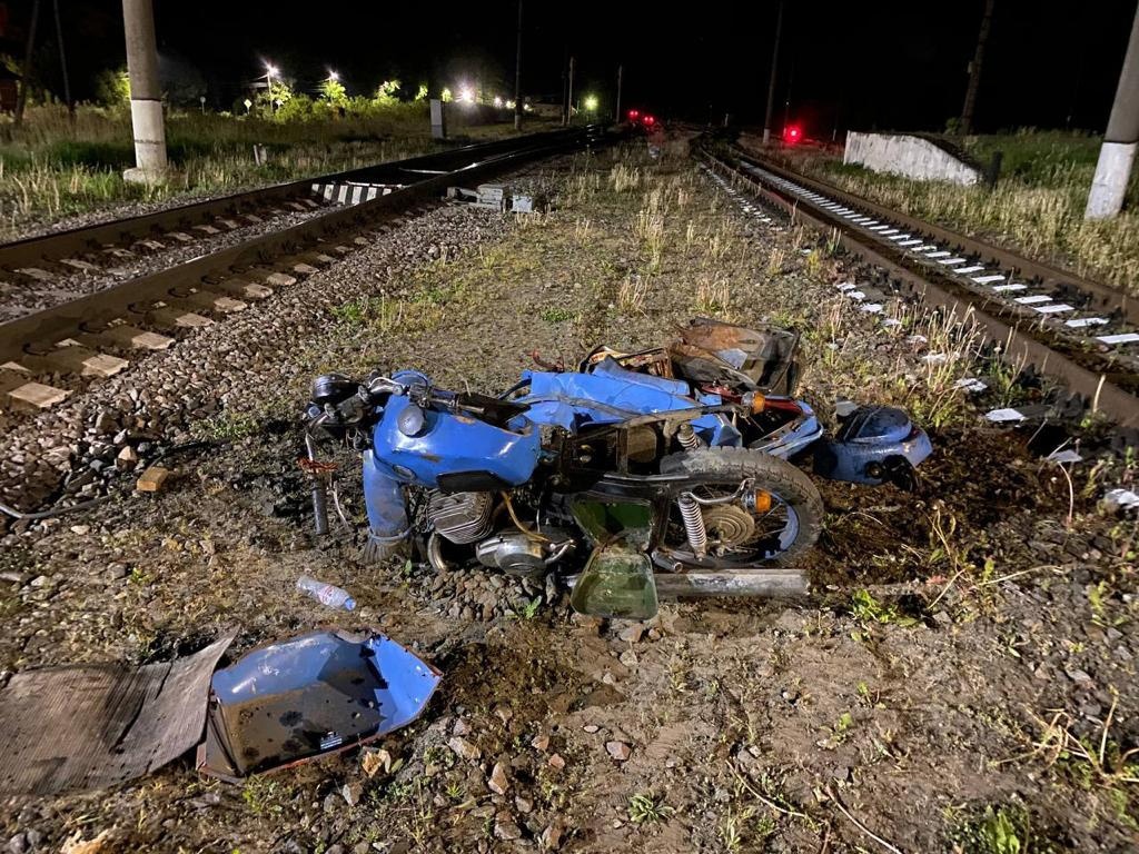 Полиция в Брянске разыскала водителя, мотоцикл которого попал под поезд