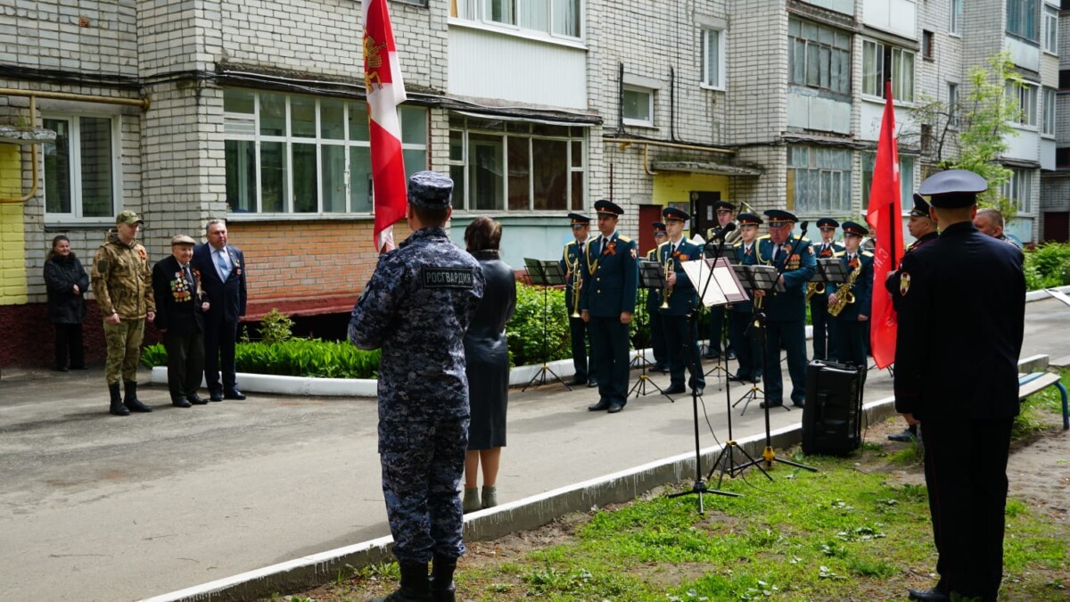 Росгвардия прошлась парадным строем у домов ветеранов Великой Отечественной войны в Брянске