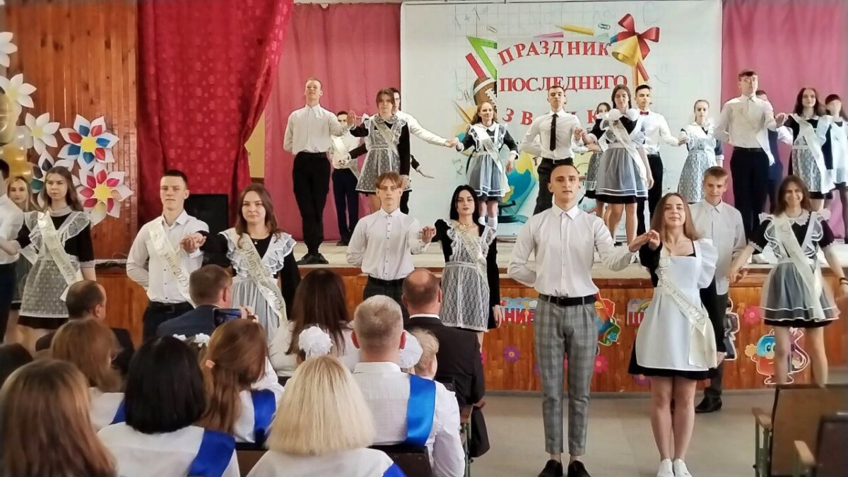 Последний школьный вальс: кадры прощания и признания в любви школе №9 Новозыбкова от выпускников