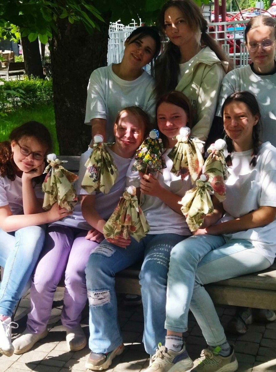 Юные жительницы Новозыбкова сами смастерили кукол-хороводниц на мастер-классе в парке