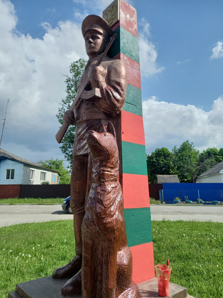 В Новозыбков прибыл скульптор из Клинцов и приступил к ремонту памятника пограничникам