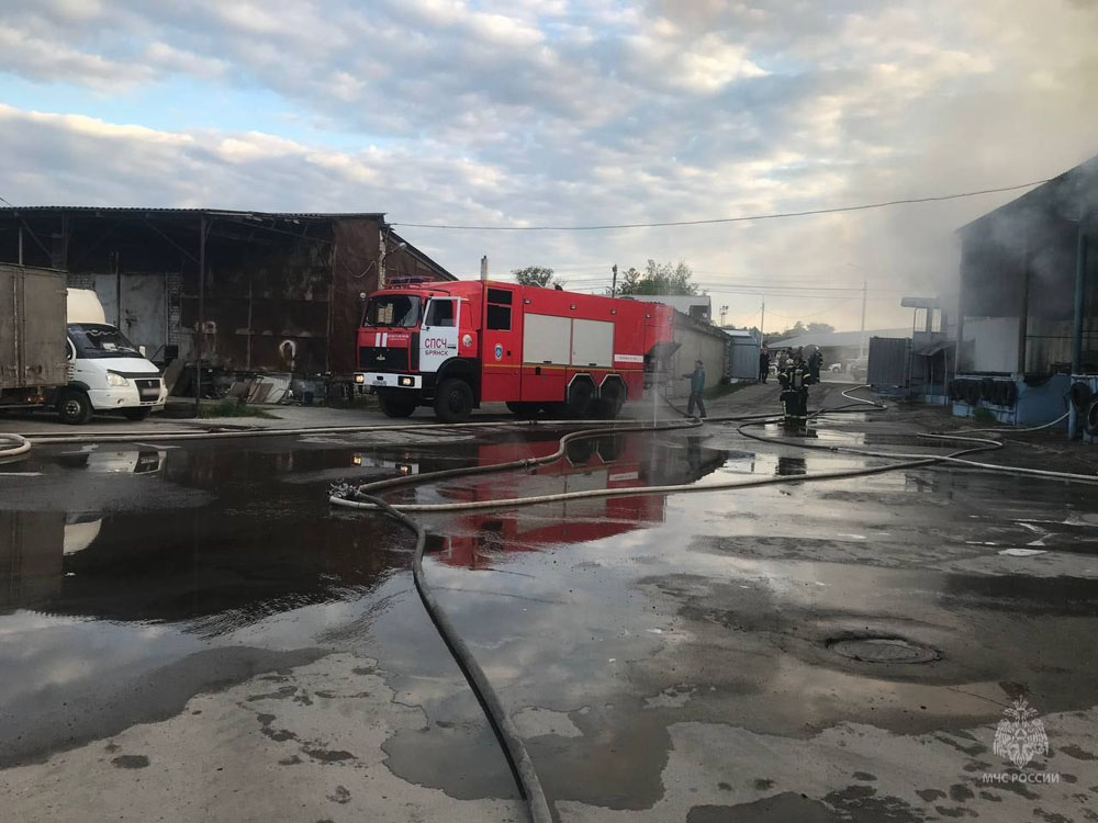 Около трех часов тушили крупный пожар на складе в Брянске