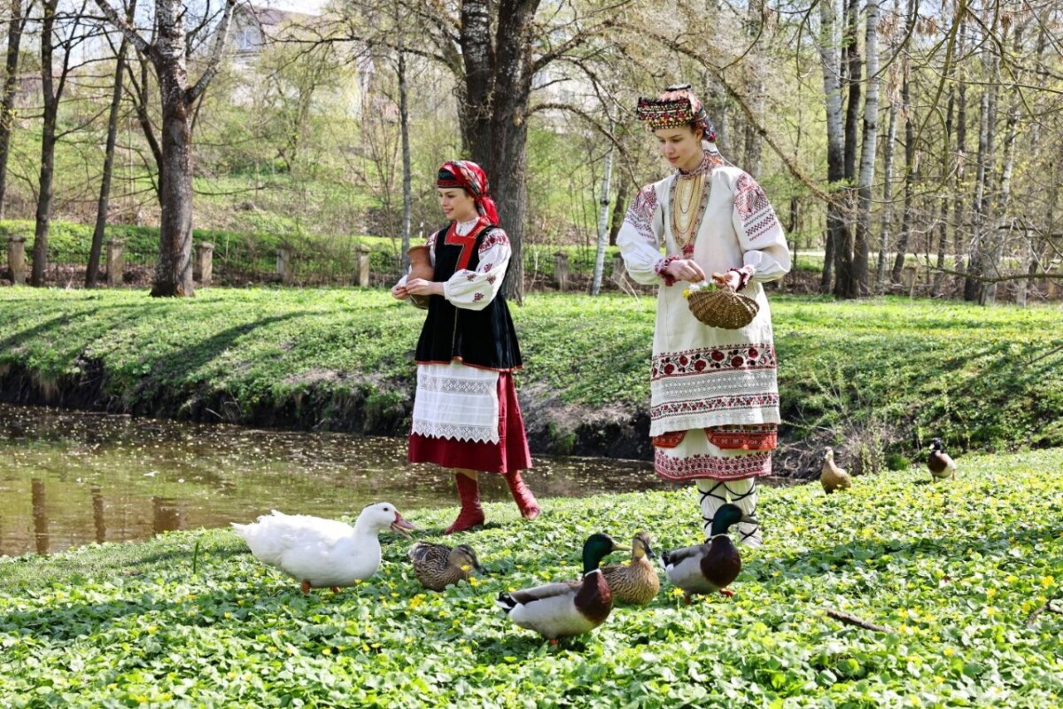 В Брянской области показали традиционные костюмы Стародуба и Дубровки