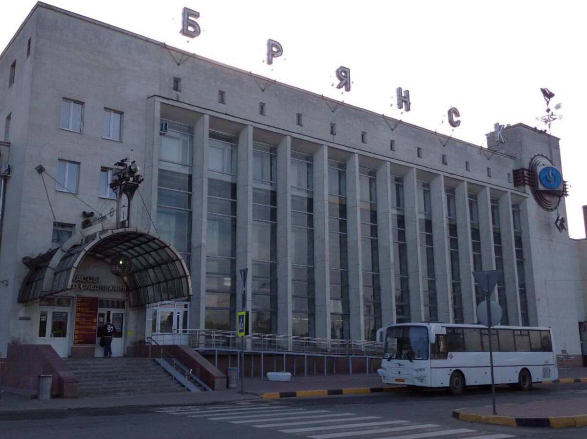 Пассажиры вокзала Брянск-Орловский могут отправиться на автобусах в районы Брянщины с привокзальной площади