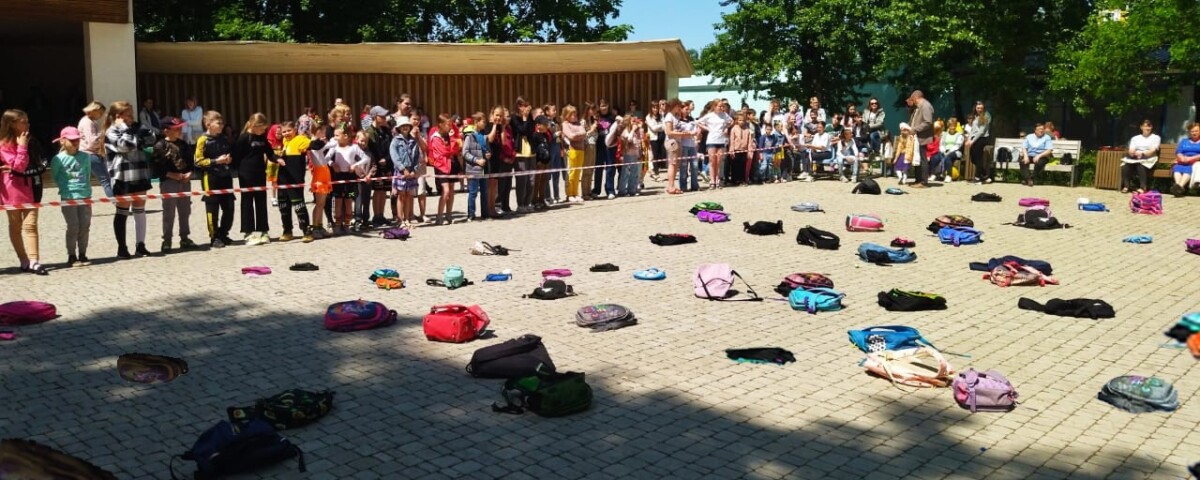 Новозыбковские школьники начали каникулы с метания рюкзаков