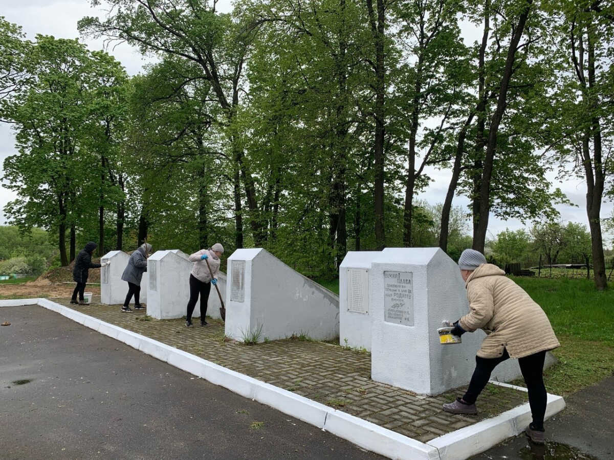 Трудовой десант села Замишево высадился у памятника погибшим односельчанам