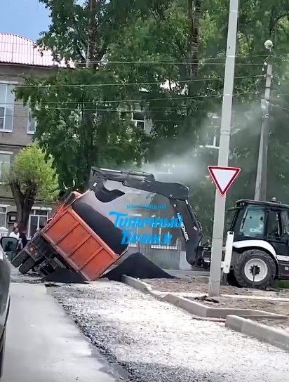 Грузовик с асфальтом провалился на ремонтируемом участке в Брянске