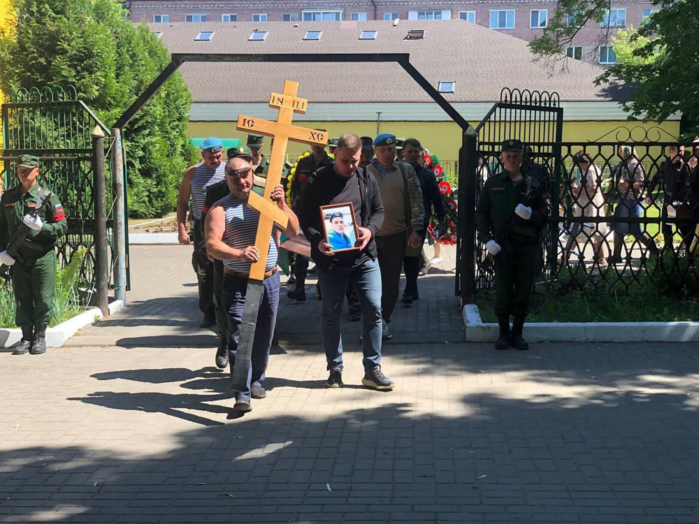 В Клинцовском районе сегодня в последний путь проводили военнослужащего Александра Шишкунова