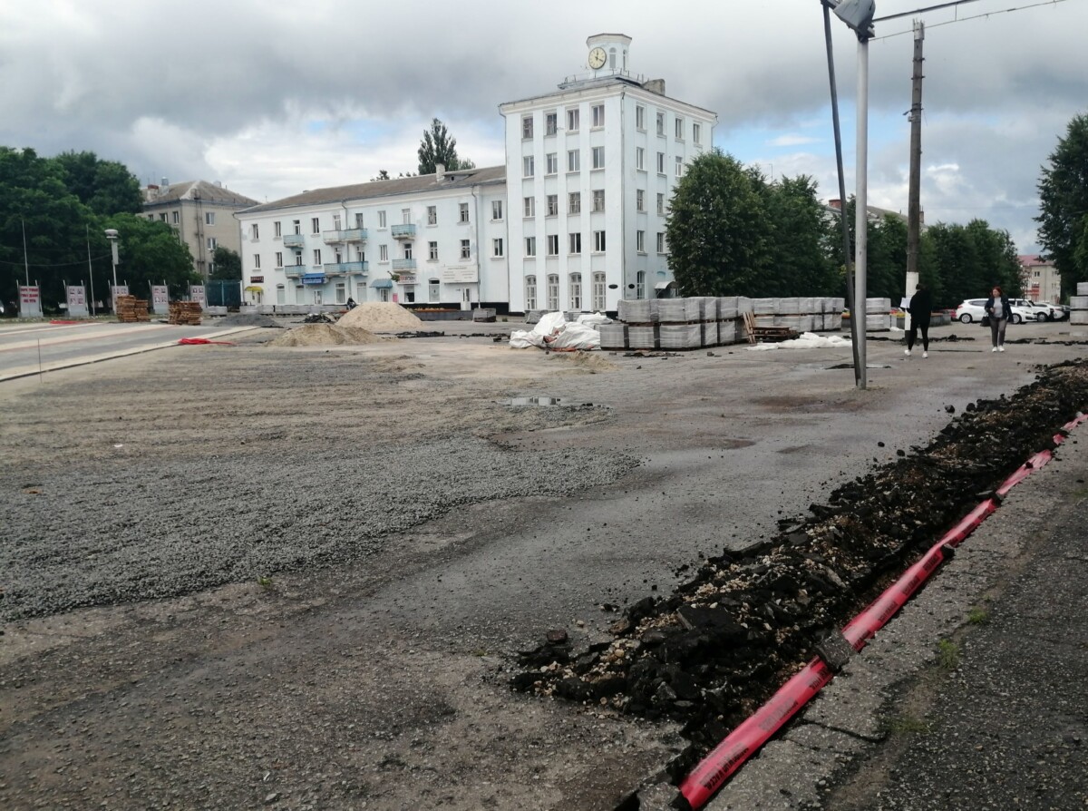 В Новозыбкове назвали три причины остановки работ на центральной площади