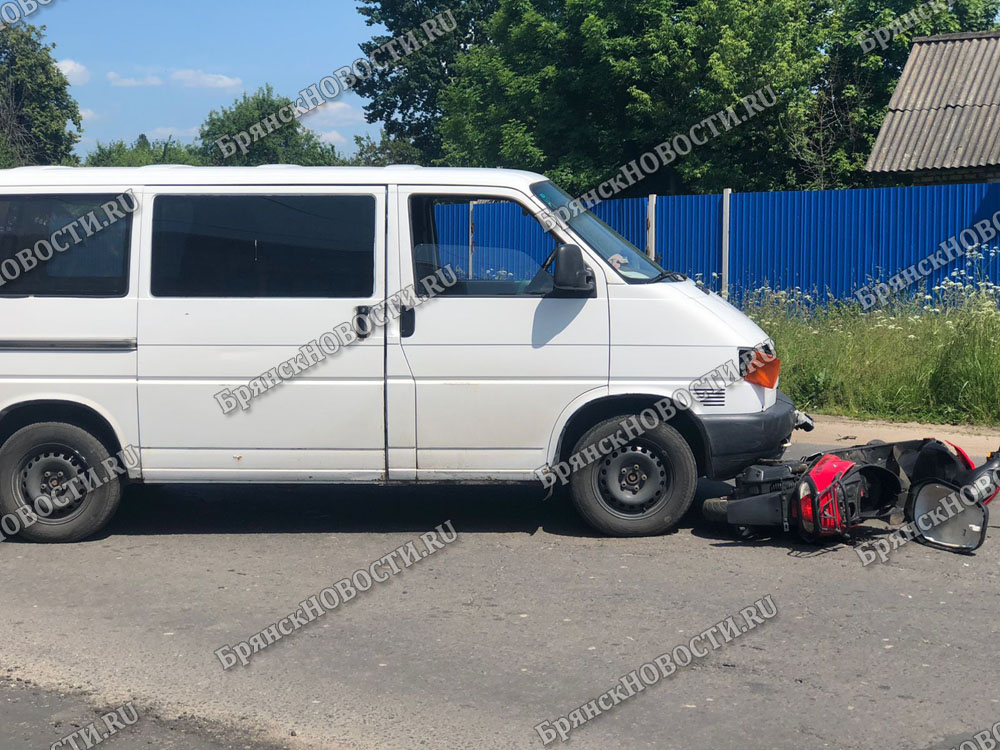 С открытым переломом водитель мопеда попал в больницу после ДТП в Новозыбкове