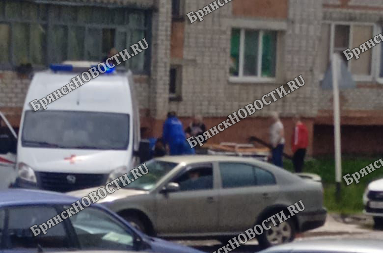 Выпавший с балкона многоэтажного дома житель Новозыбкова скончался в реанимации