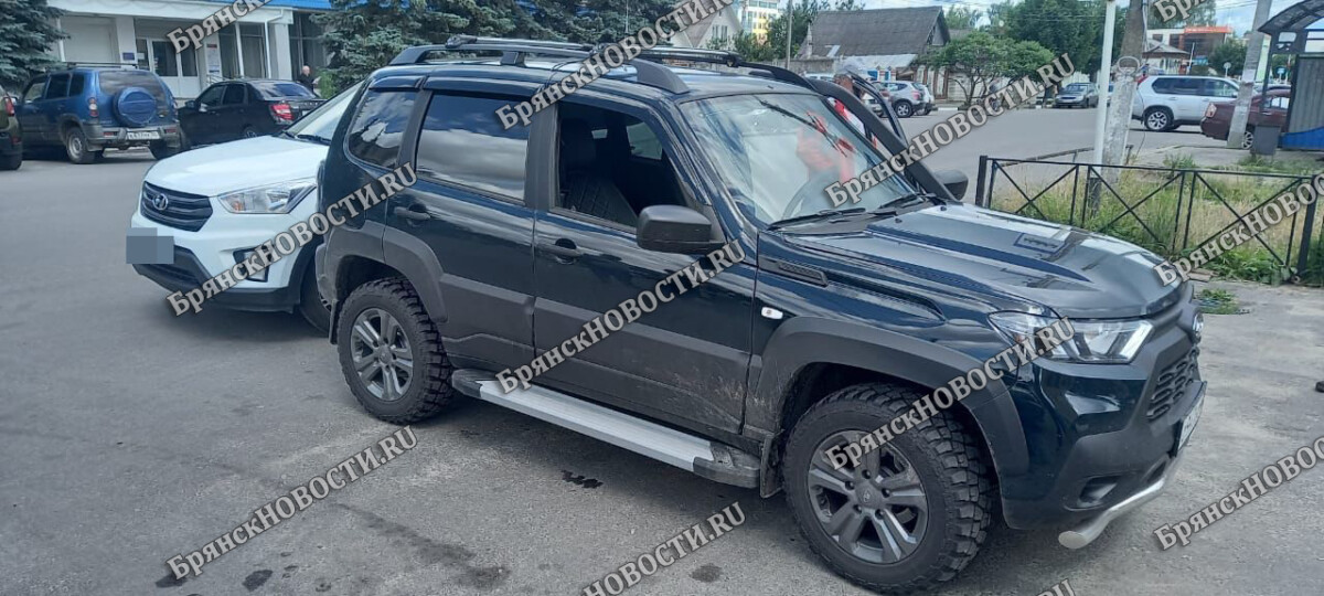 Водитель отечественного внедорожника подмял Hyundai на парковке в Новозыбкове