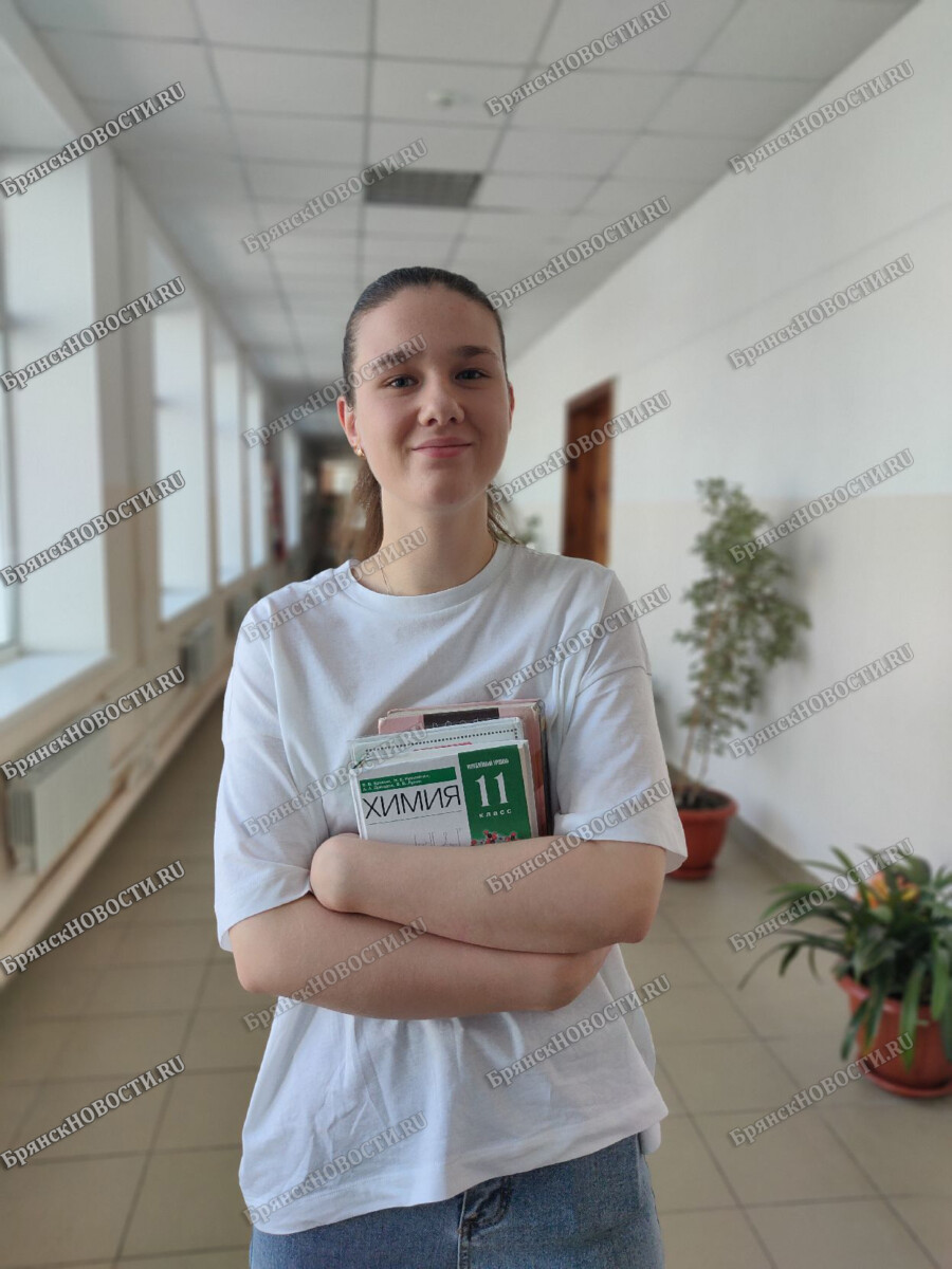 Выпускница из Новозыбкова Брянской области сдала два обязательных ЕГЭ на высший балл