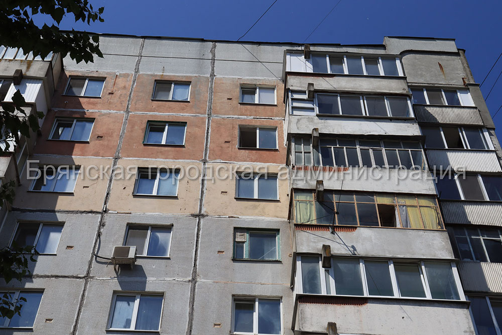 Погибшего ребенка под окнами многоэтажки в Брянске обнаружил случайный прохожий