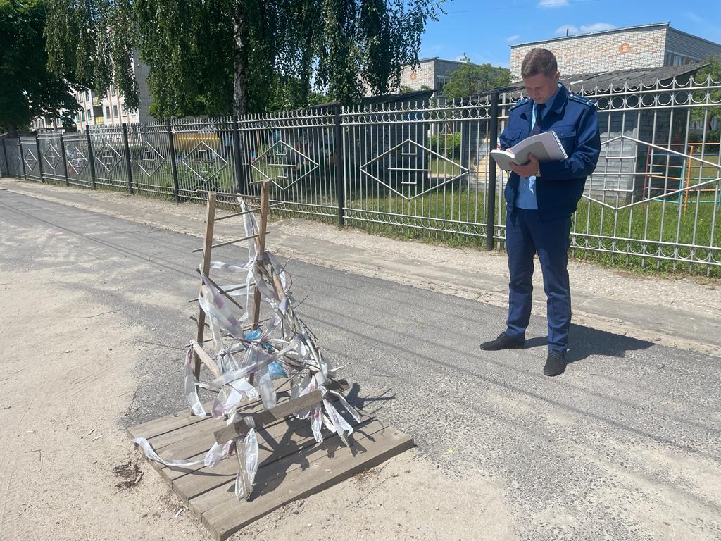Накрыть водопроводные люки на Рошаля в Новозыбкове потребовала прокуратура