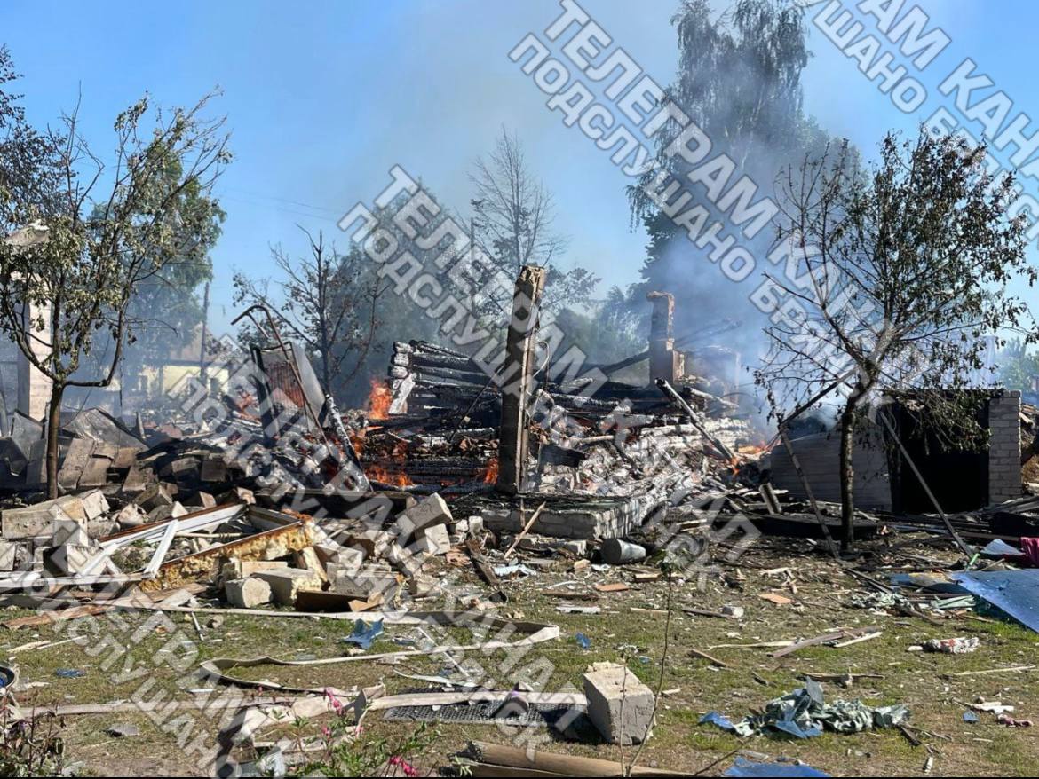 Во время утреннего обстрела в селе Новая Погощь Брянской области сгорел двухквартирный дом