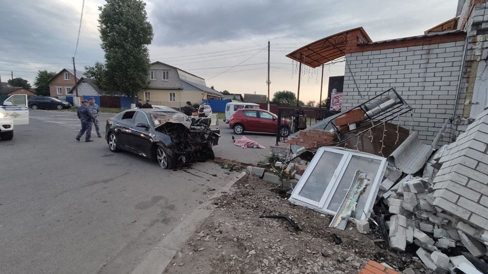 В Мглине Брянской области водитель влетел в дом, погибли двое